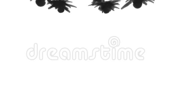 白色背景上的黑色墨水溶于水中在计算机上建模的美丽效果3D渲染与Luma哑光视频的预览图