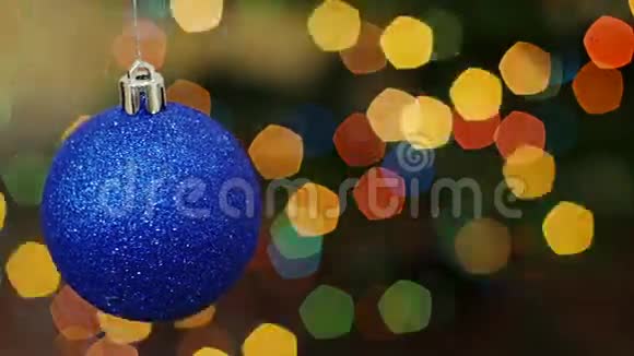圣诞蓝球在波克灯标题领域视频的预览图
