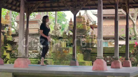 白种人妇女在巴厘岛寺庙冥想瑜伽视频的预览图
