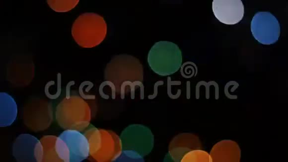 彩色灯光在黑色背景上闪烁循环视频的预览图
