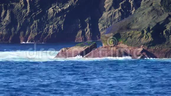 海浪大西洋闯入岩石视频的预览图