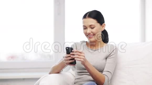 女人用手机发短信视频的预览图