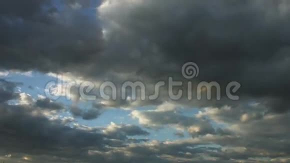 美丽的天空有蓬松的云彩视频的预览图