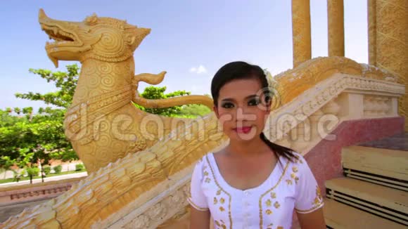 戴传统服饰的亚洲女孩视频的预览图