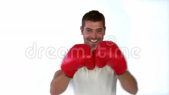 戴拳击手套的人在镜头前视频的预览图