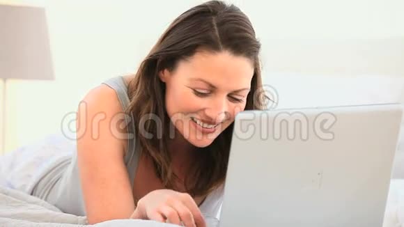 在笔记本电脑上工作的漂亮女人视频的预览图