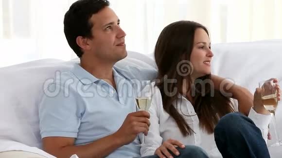 两个人一起喝香槟视频的预览图