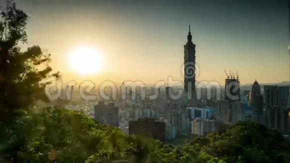 台北台湾城市天际线黄昏时分视频的预览图