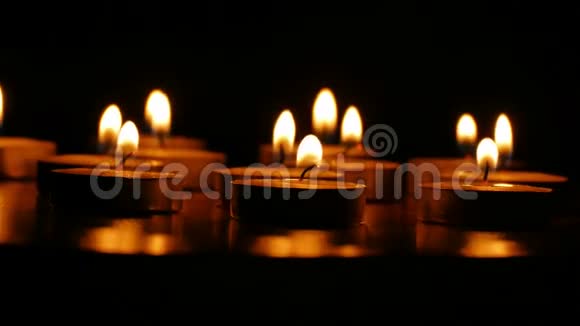 蜡烛燃烧浪漫芳香的静物火烛视频的预览图