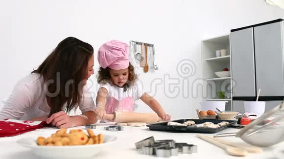 女儿和母亲烤饼干视频的预览图
