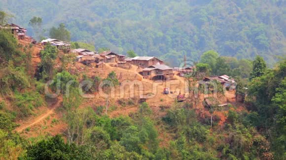 老挝彭萨利山上的阿卡部落村庄视频的预览图