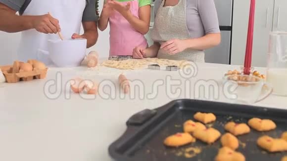 家人一起在厨房烤视频的预览图