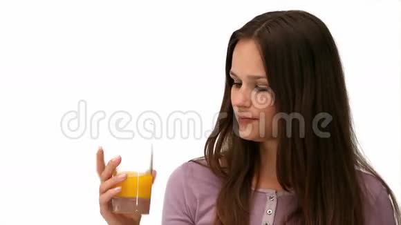 快乐的女人喝橙汁视频的预览图