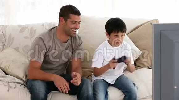 父亲和儿子一起玩视频的预览图