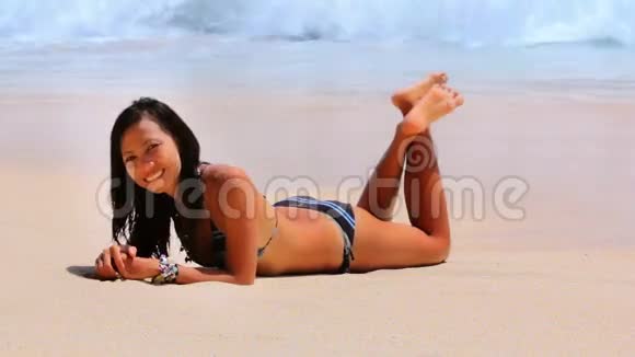 异国海滩日光浴和日光浴的亚洲女孩视频的预览图