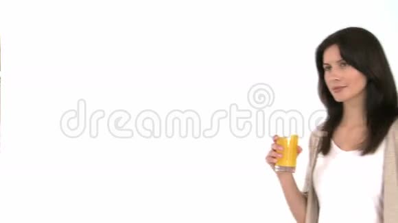 喝橙汁的美女视频的预览图