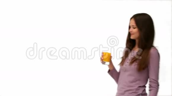 快乐的女人喝橙汁视频的预览图