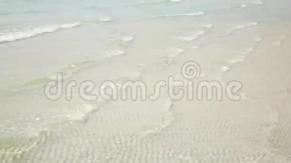 华丽的水晶水海滩海洋海洋KohRong柬埔寨视频的预览图