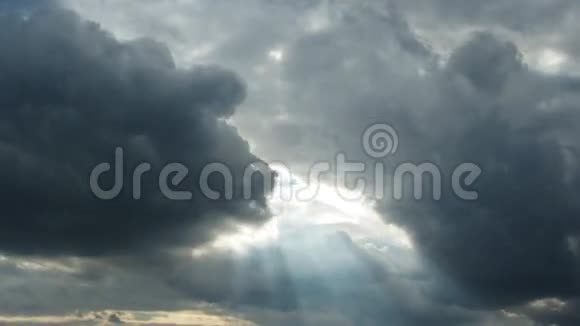 雨云太阳时间流逝视频的预览图