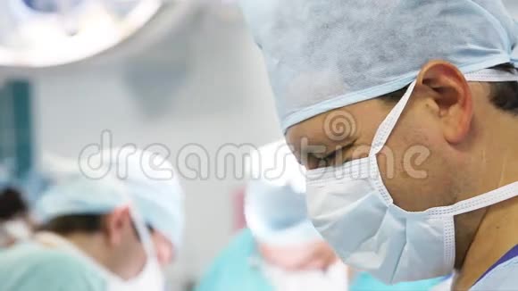 在手术室工作的男性外科医生视频的预览图