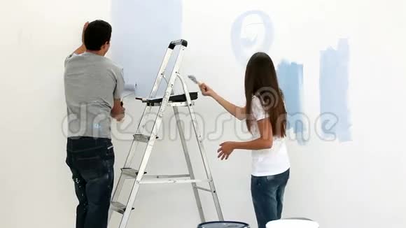 幸福夫妇用蓝色画墙视频的预览图
