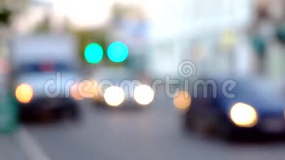 从交通道路上的汽车灯开出来视频的预览图