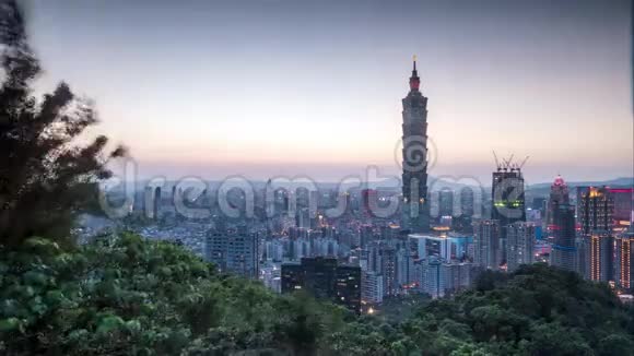 台北台湾城市天际线黄昏时分视频的预览图