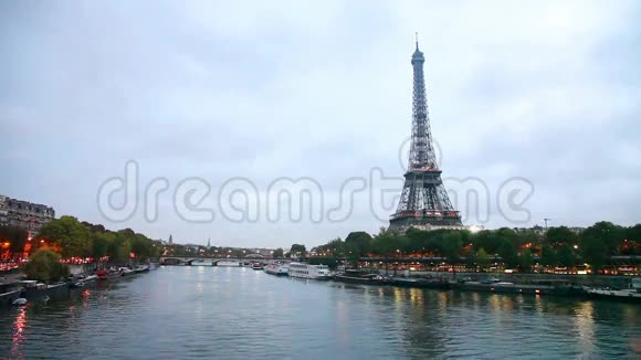 巴黎城市景观与埃菲尔铁塔视频的预览图