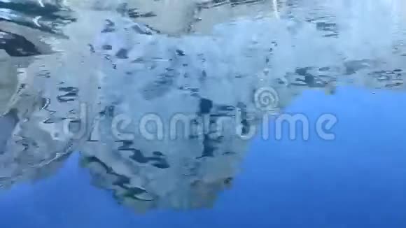 山在水中倒影视频的预览图