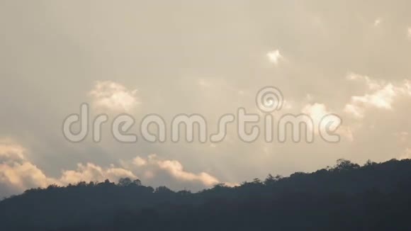 云在山脉上空移动视频的预览图
