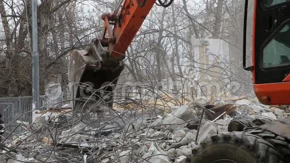 拆除旧房子的挖掘机机械视频的预览图