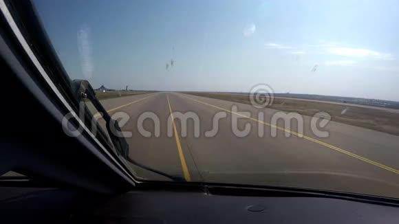 飞机从驾驶舱降落在机场视野中视频的预览图
