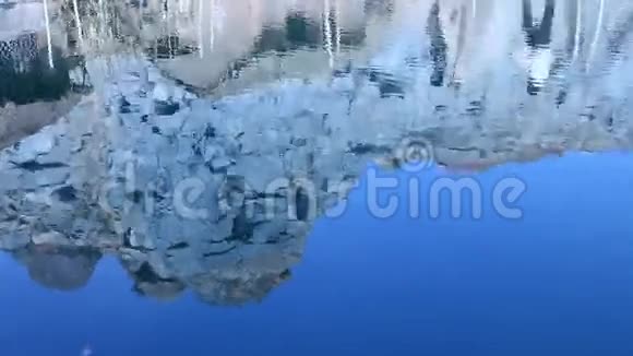 山在水中倒影视频的预览图