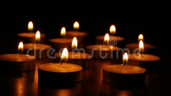 蜡烛燃烧着芬芳的静物浪漫视频的预览图