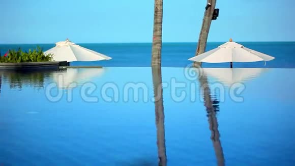 蓝天背景下海边的游泳池视频的预览图