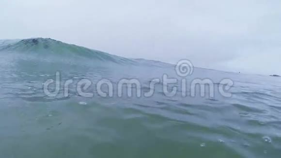 加州海滩上的海浪破碎视频的预览图