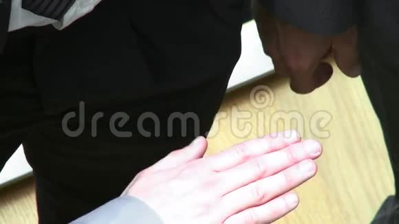 双手合拢商务人士视频的预览图