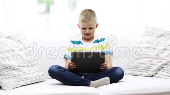 带着平板电脑的微笑男孩视频的预览图