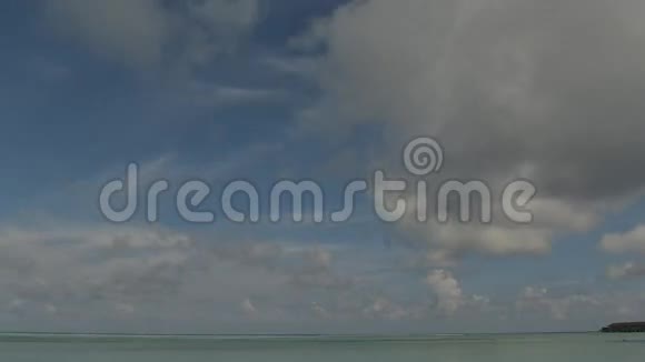 美丽的海滩和热带海洋视频的预览图
