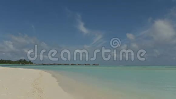 美丽的海滩和热带海洋视频的预览图