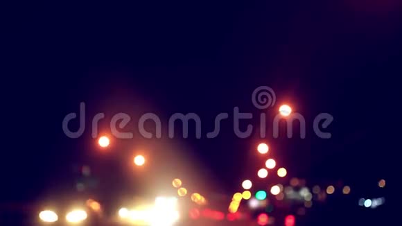 夜间城市道路的红绿灯视频的预览图