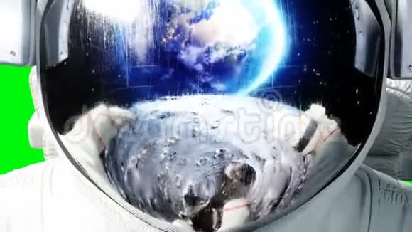 太空中的宇航员悬浮绿色屏幕现实的4k动画视频的预览图