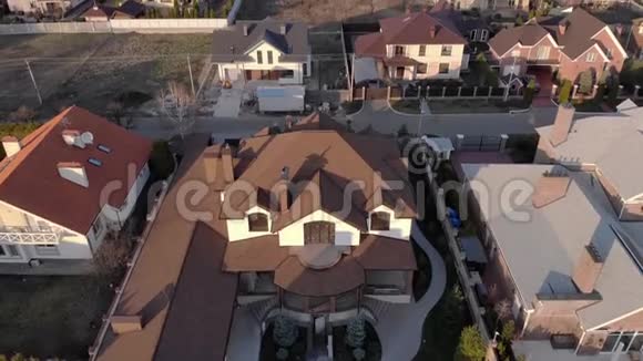 富有的郊区房子视频的预览图