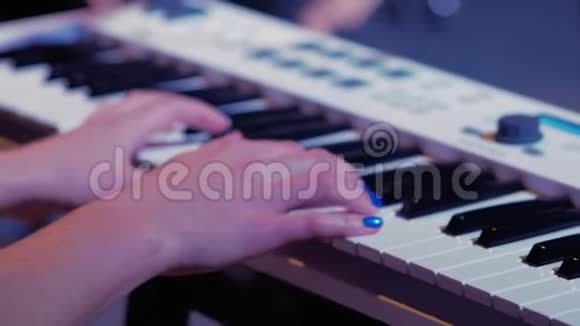音乐家在钥匙上演奏视频的预览图