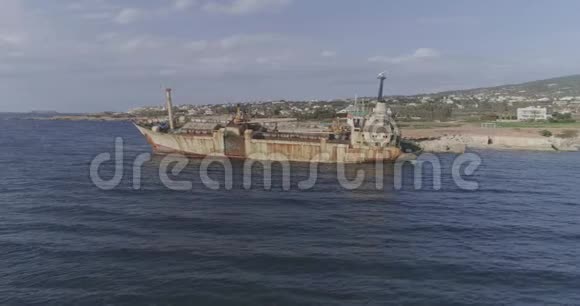 生锈的船景视频的预览图
