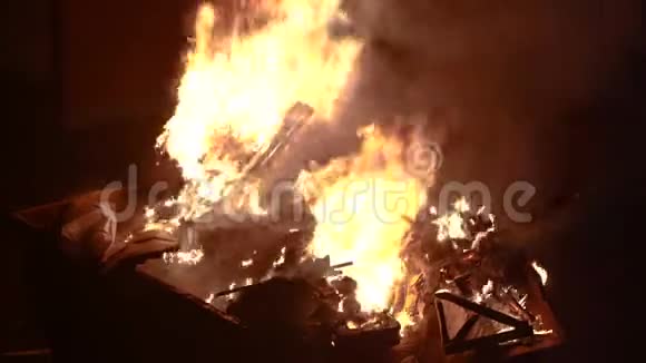 垃圾桶在晚上燃烧视频的预览图