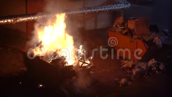 垃圾桶在晚上燃烧视频的预览图