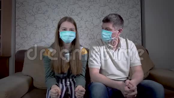 戴着医疗面具的女孩和男人视频的预览图
