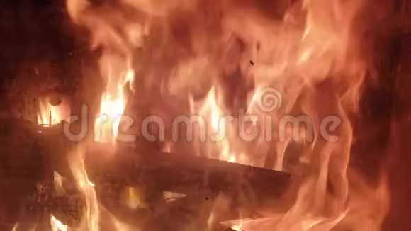 浪漫的场景近距离观看壁炉中燃烧的树干视频的预览图