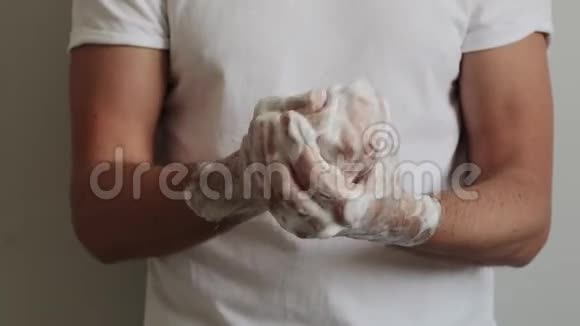 用肥皂洗手视频的预览图